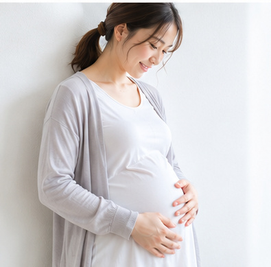 お腹に手を添える妊娠中の女性